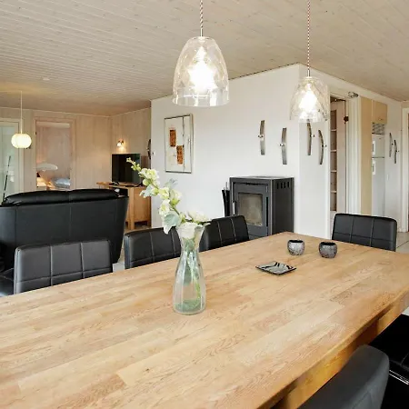 Four-bedroom Holiday In 18