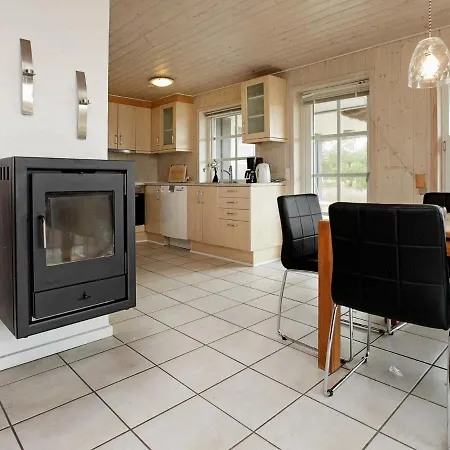 Semesterbostad Four-bedroom Holiday In 18