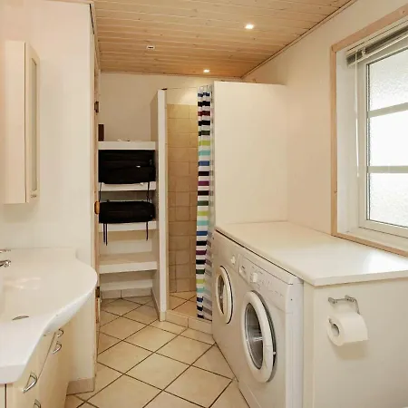 Four-bedroom Holiday In 18 *